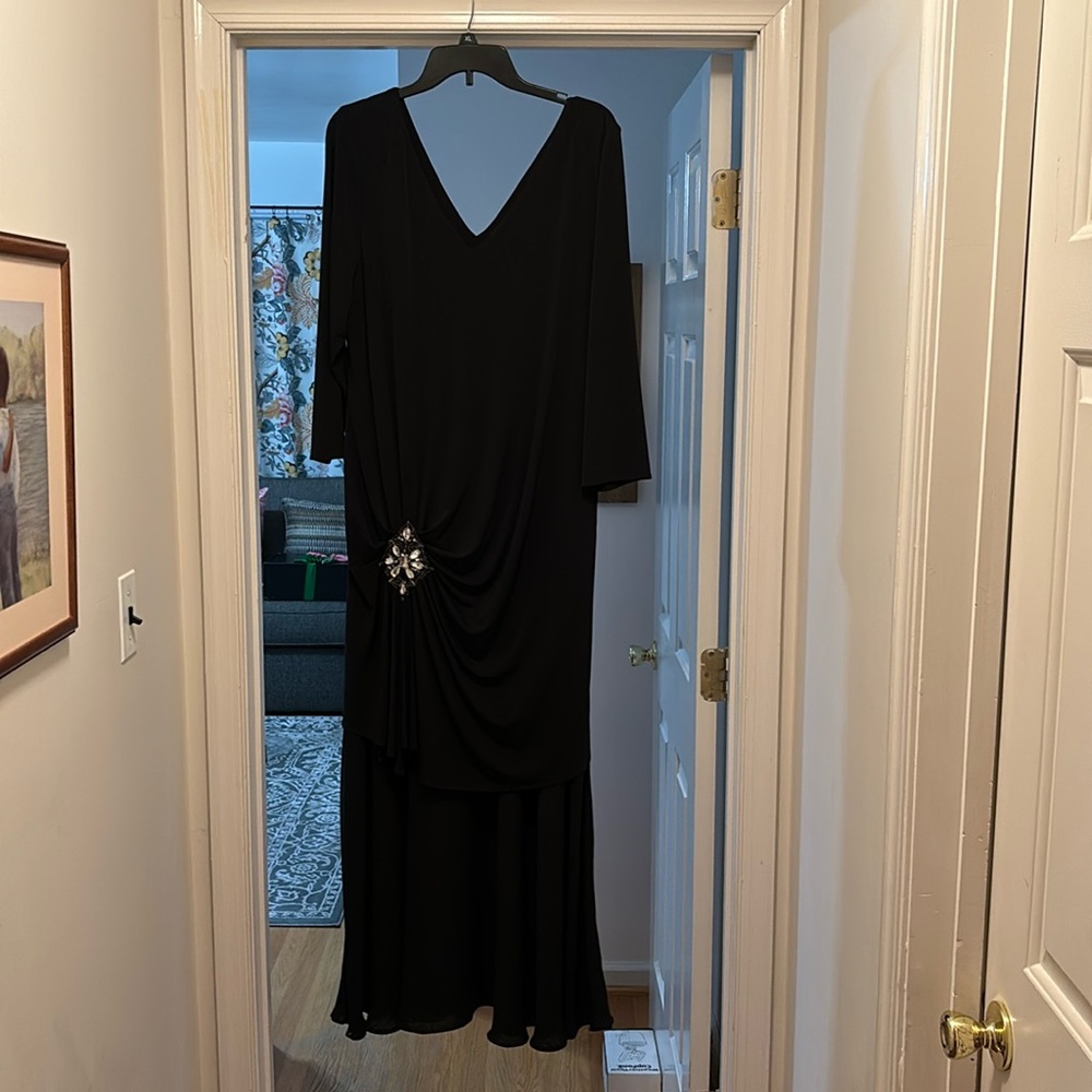 Long, BLK dress, crystal brooch detail. V-neck w/ sleeves for special occasions.
